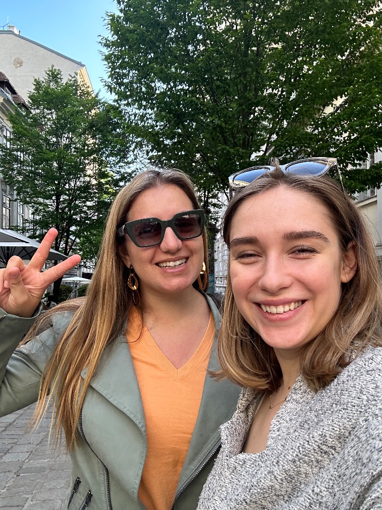 Mentoring4U couple mentor Natalia Villanueva García (MBA Project Management Alumna) and Emilia Gniesser (MBA Digital Transformation & Data Science student) meeting for one of their mentoring sessions.